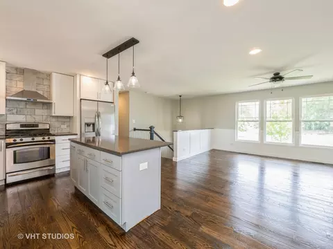 Living - 960 Hillcrest Blvd, Hoffman Estates, IL 60169 photo 1 of 2