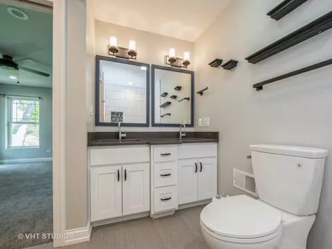 Bath - 960 Hillcrest Blvd, Hoffman Estates, IL 60169 photo 1 of 3