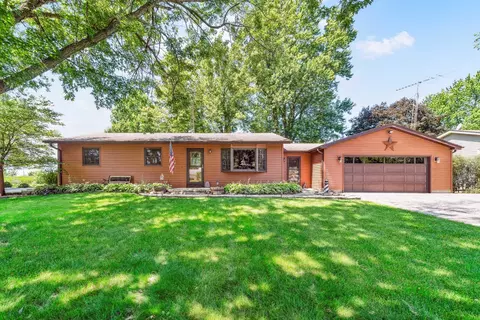 121 Park Ct, Hinckley, IL 60520