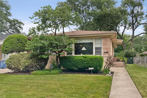 8215 Lawndale Ave, Skokie, IL 60076