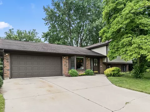 2269 Waterfall Ln, Hanover Park, IL 60133
