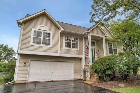 2748 Shelly Ln, Aurora, IL 60504