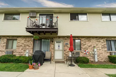 132 Willows Edge Ct, Willow Springs, IL 60480
