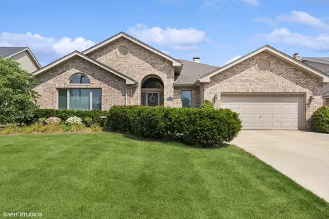 8021 Mason Ln, Woodridge, IL 60517