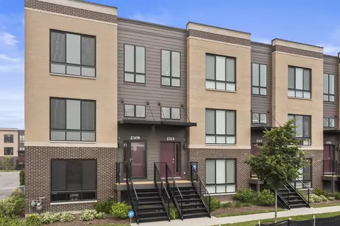 2313 Alumni Dr, Schaumburg, IL 60173