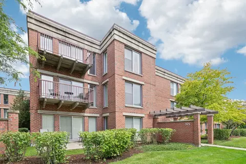 371 Kelburn Rd #223, Deerfield, IL 60015