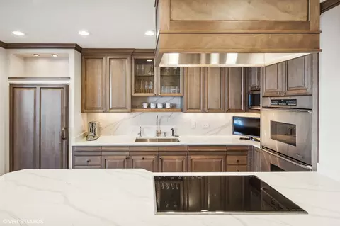 180 E Pearson St #5405, Chicago, IL 60611 photo 8