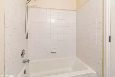 Bath - 3265 Kirchoff Rd #128, Rolling Meadows, IL 60008 photo 2 of 2