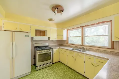 Kitchen - 3235 E Red Oak Ln, Crete, IL 60417 photo 2 of 2