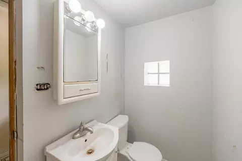 Bath - 3235 E Red Oak Ln, Crete, IL 60417 photo 2 of 4