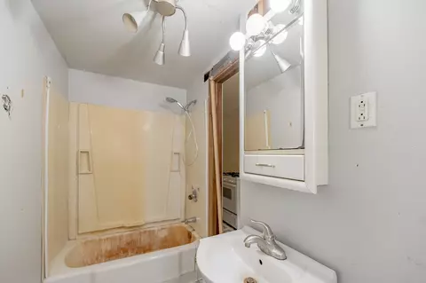 Bath - 3235 E Red Oak Ln, Crete, IL 60417 photo 1 of 4