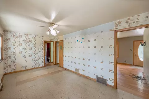 Living - 3235 E Red Oak Ln, Crete, IL 60417 photo 4 of 6