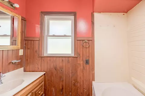 Bath - 3235 E Red Oak Ln, Crete, IL 60417 photo 3 of 4