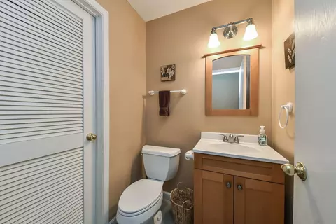 Bath - 1402 Bow String Ct, Carol Stream, IL 60188 photo 1 of 3