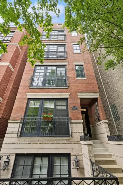 859 W Buckingham Pl #4, Chicago, IL 60657
