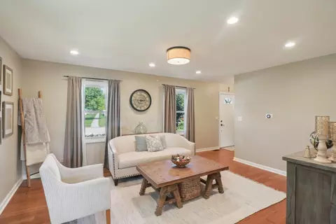 3990 Whispering Trails Dr, Hoffman Estates, IL 60192 photo 4