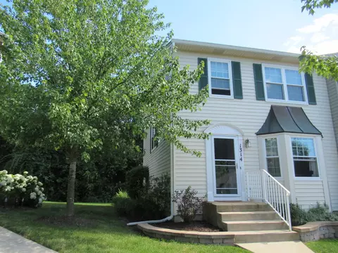 1314 Windsor Ct, Geneva, IL 60134
