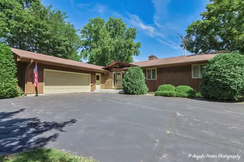112 N Shannon Dr, Woodstock, IL 60098