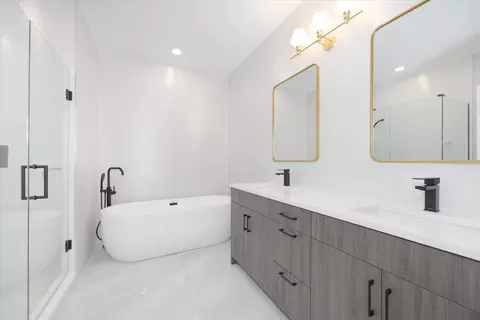 Bath - 4442 S Drexel Blvd #E, Chicago, IL 60653 photo 3 of 4