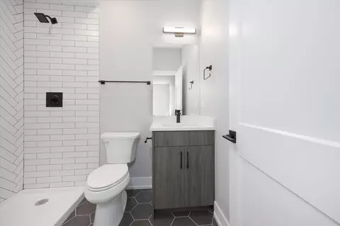 Bath - 4442 S Drexel Blvd #E, Chicago, IL 60653 photo 1 of 4
