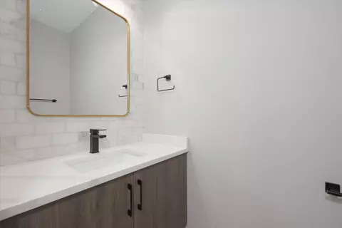 Bath - 4442 S Drexel Blvd #E, Chicago, IL 60653 photo 2 of 4
