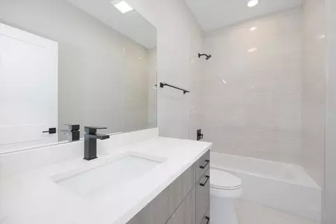 Bath - 4442 S Drexel Blvd #E, Chicago, IL 60653 photo 4 of 4
