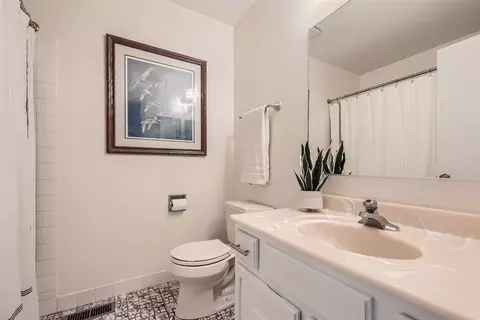 Bath - 1365 Freeman Rd, Hoffman Estates, IL 60192 photo 2 of 3