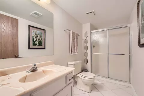Bath - 1365 Freeman Rd, Hoffman Estates, IL 60192 photo 3 of 3