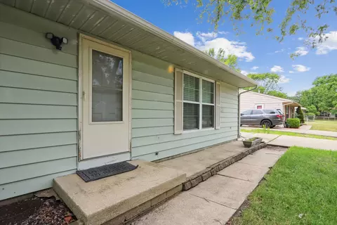 3211 York Dr, Champaign, IL 61821 photo 4
