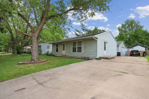 3211 York Dr, Champaign, IL 61821 photo 3