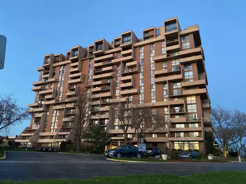 465 W Dominion Dr #801, Wood Dale, IL 60191