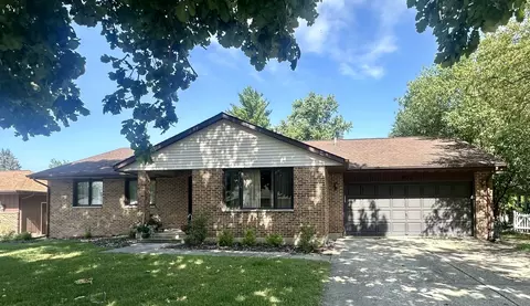 902 Krpan Dr, Sycamore, IL 60178