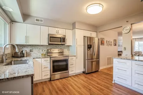 Kitchen - 4160 Cove Ln #E, Glenview, IL 60025 photo 1 of 2