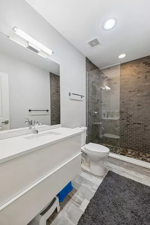 Bath - 4610 S Champlain Ave, Chicago, IL 60653 photo 1 of 1