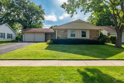 228 Belaire Dr, Buffalo Grove, IL 60089