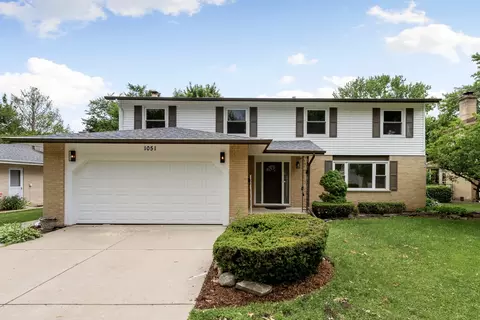 1051 N King Charles Ct, Palatine, IL 60067