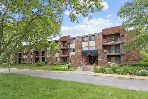 460 Raintree Ct #2J, Glen Ellyn, IL 60137