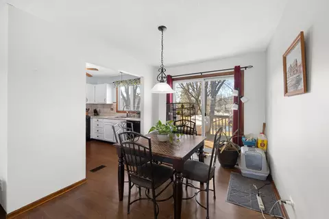808 Prairie Ave, Bartlett, IL 60103 photo 3