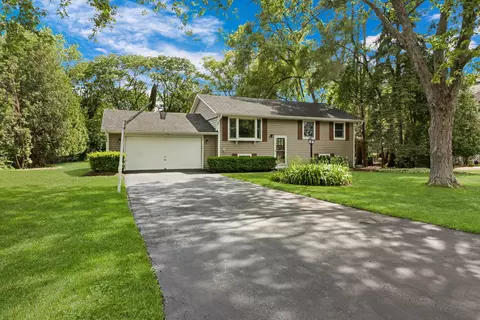 15683 W Birchwood Ln, Libertyville, IL 60048