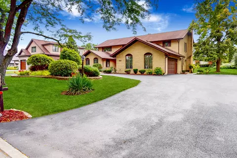 309 Hambletonian Dr, Oak Brook, IL 60523