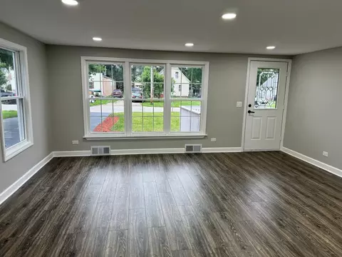Living - 1105 Ridgeway Ave, Aurora, IL 60506 photo 2 of 5