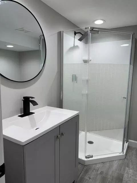 Bath - 1105 Ridgeway Ave, Aurora, IL 60506 photo 1 of 2