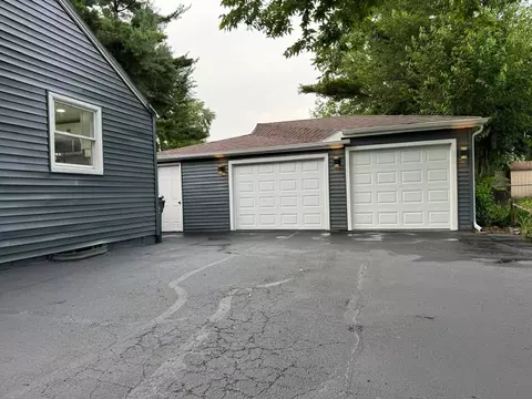 Exterior - 1105 Ridgeway Ave, Aurora, IL 60506 photo 3 of 4