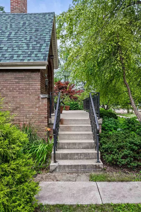 2020 E Jackson St, Bloomington, IL 61701 photo 3