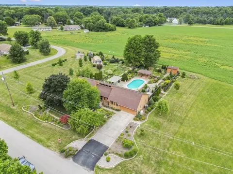 6229 Darline Dr, Saint Anne, IL 60964