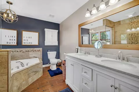 Bath - 1605 Locust Rd, Morris, IL 60450 photo 2 of 5