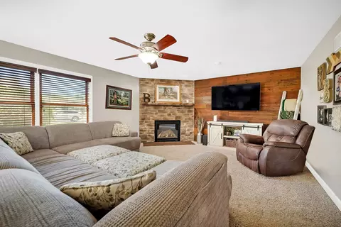 Living - 1605 Locust Rd, Morris, IL 60450 photo 1 of 4