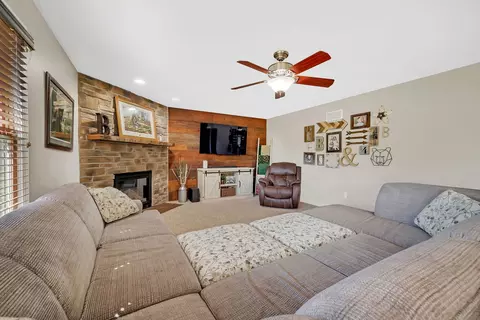 Living - 1605 Locust Rd, Morris, IL 60450 photo 2 of 4
