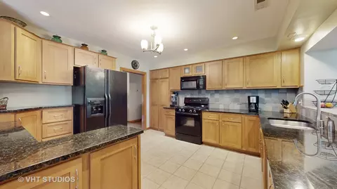 8351 Meadowbrook Dr, Burr Ridge, IL 60527 photo 10