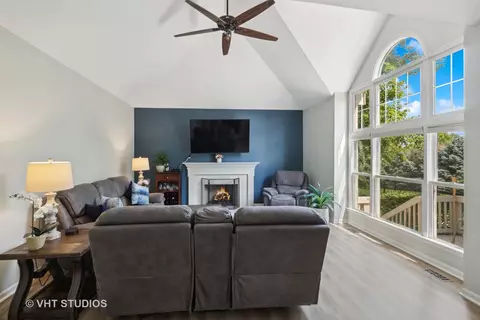 Living - 3561 Lakeview Dr, Algonquin, IL 60102 photo 2 of 3